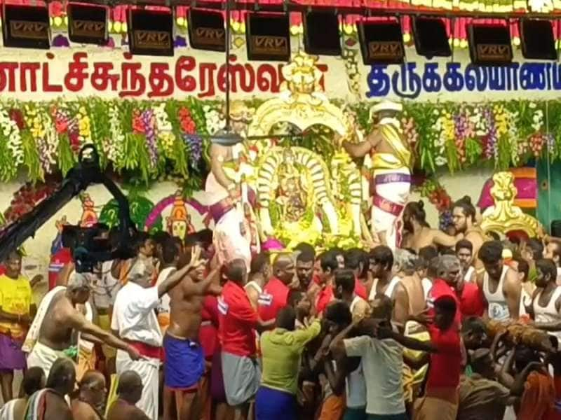 மீனாட்சியம்மன் திருக்கல்யாணம்: திருமணமான பெண்கள் புதிய தாலி கயிறை அணிந்துகொண்டனர் title=