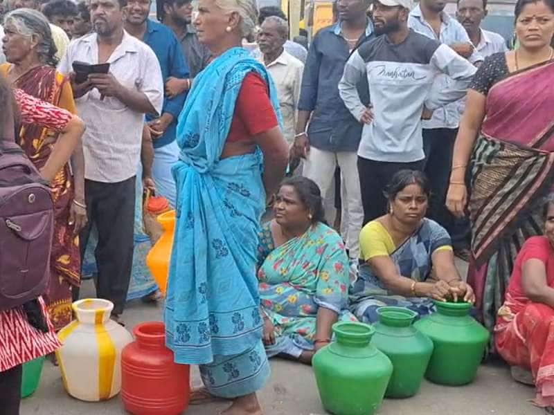 முறையாக குடிதண்ணீர் வழங்காத ஊராட்சி நிர்வாகம்.. சாலை மறியலில் பெண்கள் title=