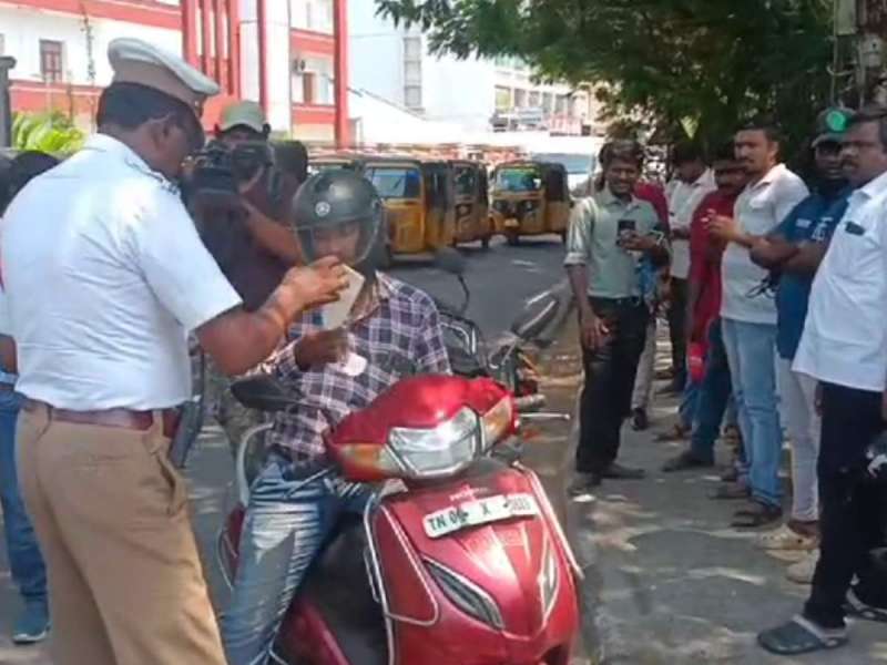 காவலர்கள் வாகனத்திற்கே அபராதம்! தொடங்கியது ஸ்டிக்கர் வேட்டை!