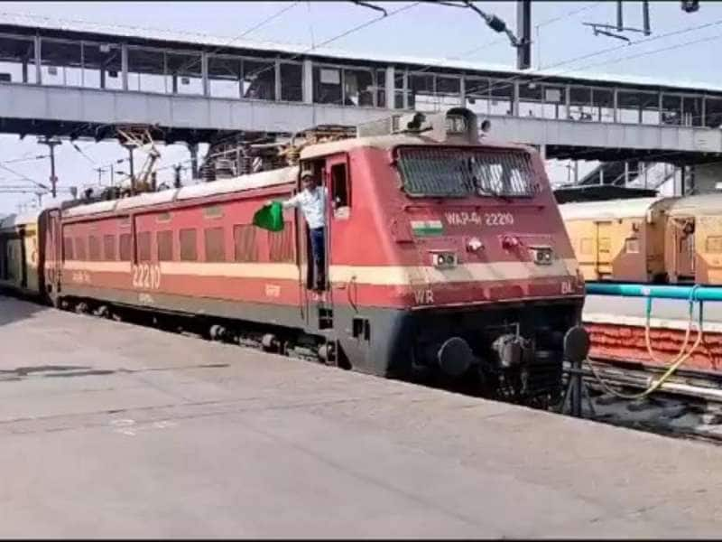 Indian Railways : 1089 ரூபாய் EMI செலுத்தி ரயில்வே சுற்றுலா செல்லலாம்! கட்டணம் மற்றும் முன்பதிவு விவரங்கள் இதோ