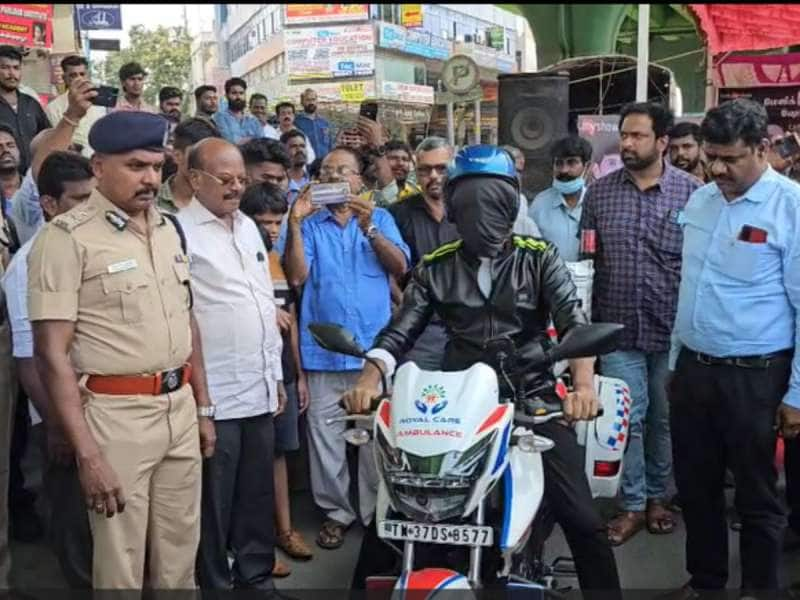 கண்களை கட்டி கருப்பு முகமூடி அணிந்து இரு சக்கர வாகன ஆம்புலன்ஸ் ஓட்டிய மேஜிக் கலைஞர்