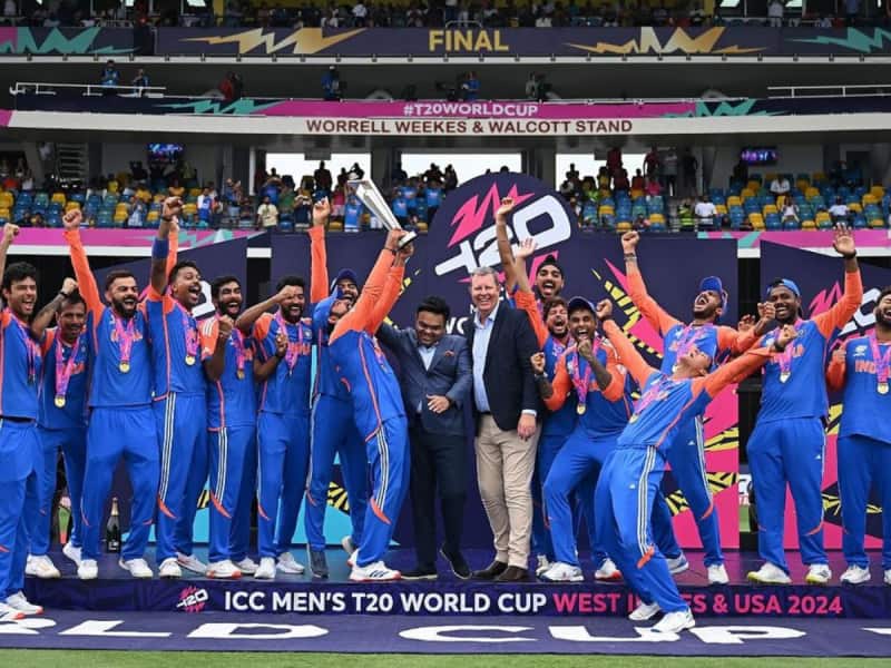 டி20 உலகக் கோப்பையை முத்தமிட்ட இந்தியா... உடனே தோனி போட்ட சர்ப்ரைஸ் பதிவு - ஆஹா!