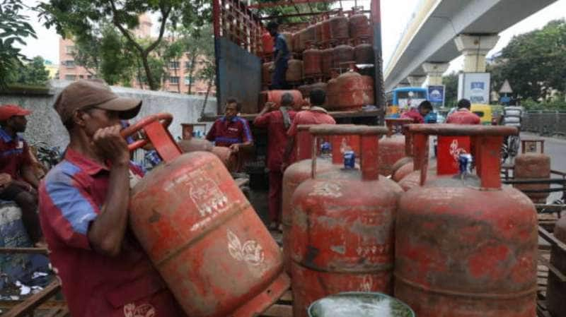 LPG Cylinder Price Hike : எல்பிஜி கேஸ் சிலிண்டர் விலை உயர்வு - தமிழ்நாட்டில் விலை என்ன? title=