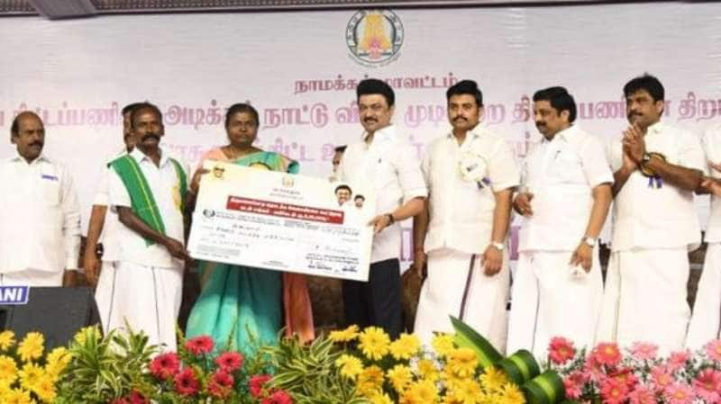 ஆதார் இணைத்தால் அரசு, தனியார் மருத்துவமனைகளில் இலவச சிகிச்சை கிடைக்கும் - எப்படி?