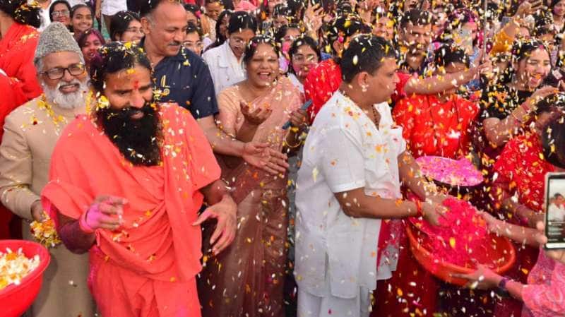பூக்களின் ஹோலி... பல்கலைக்கழக வளாகத்தில் பதஞ்சலி குடும்பத்தினர் ஹோலி கொண்டாட்டம்