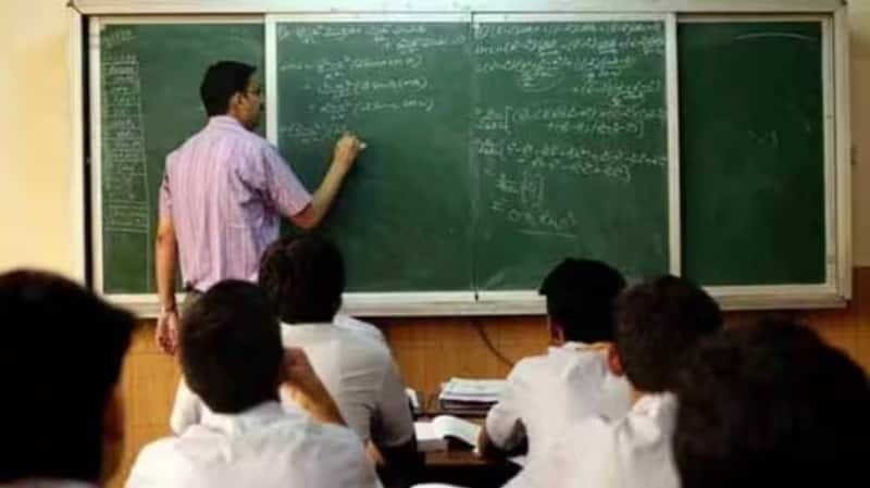 ஷாக்கில் ஆசிரியர்கள்... 25,000 பேரின் பணி ஆணை ரத்து - உச்ச நீதிமன்றம் அதிரடி!