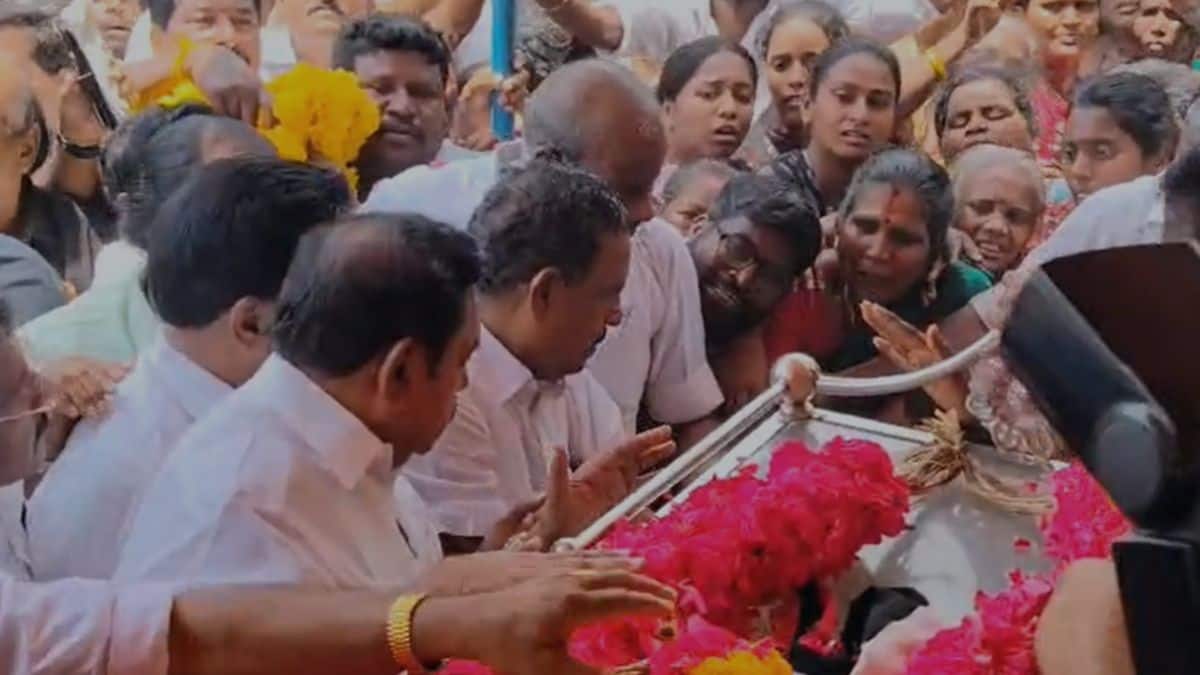 அதிமுக தோல்வி, பிளவால் மனமுடைந்த தொண்டர் தீக்குளித்து தற்கொலை AIADMK Worker Commits Suicide in Thanjavur Over Party Defeat