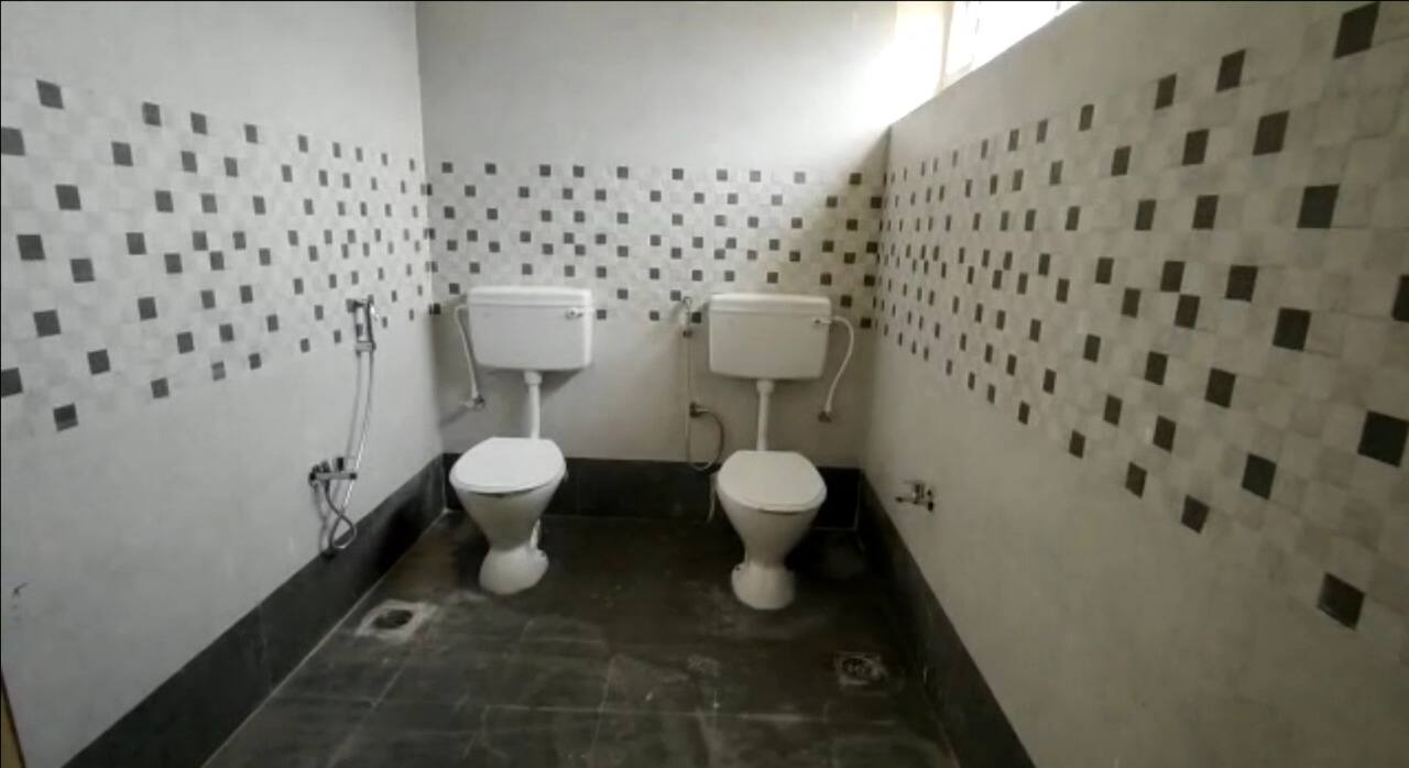 2 Toilets in Single Room